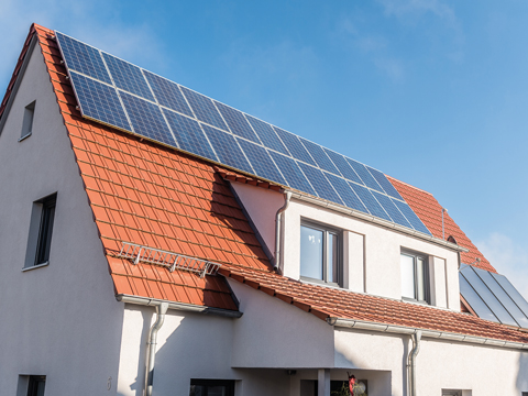 Haus mit Solaranlage auf dem Dach Haus mit Solaranlage auf dem Dach